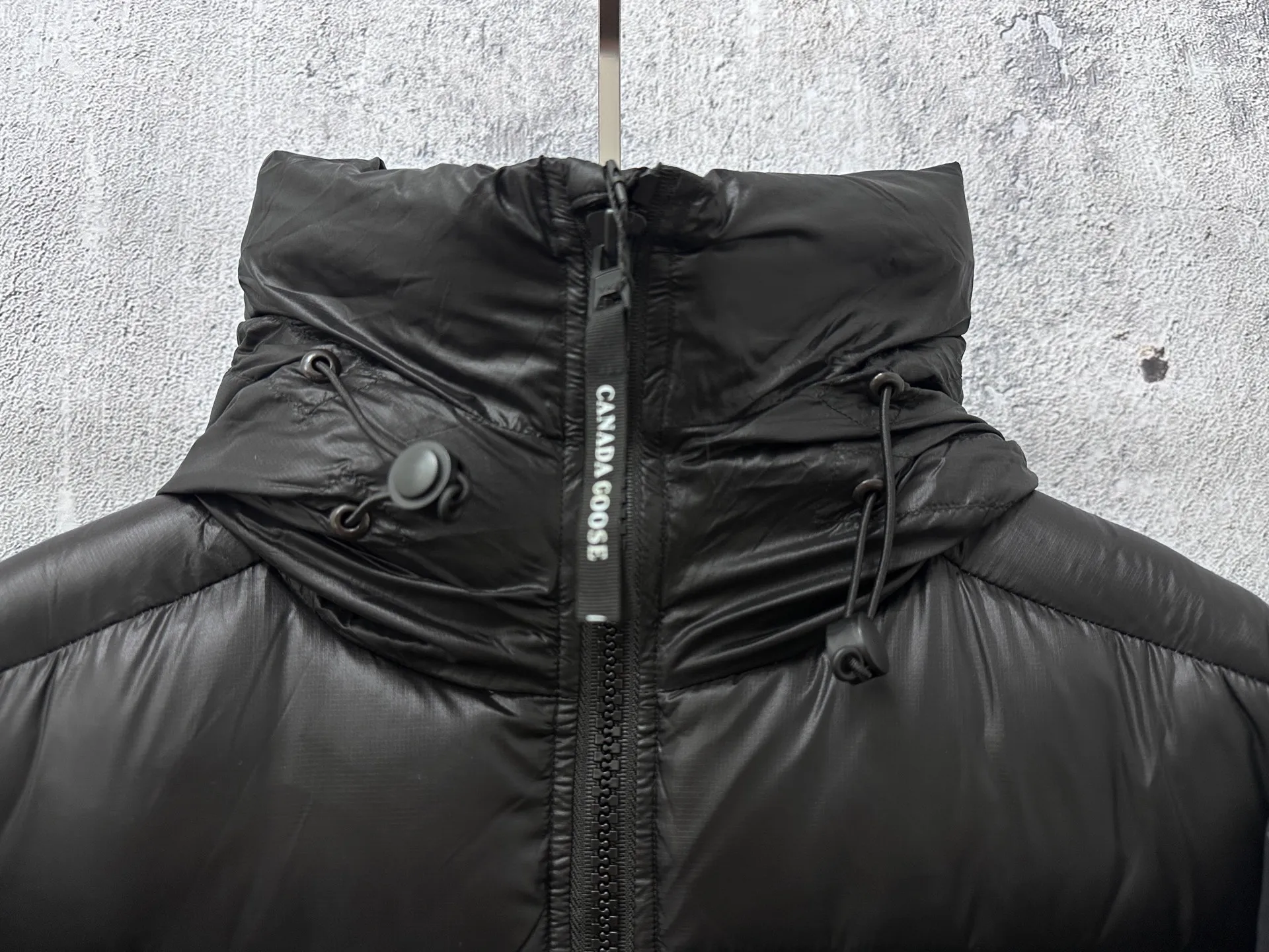 P780 [𝘾𝘼𝙉𝘼𝘿𝘼 𝙂𝙊𝙊𝙎𝙀] Canada Goose's limited new Crofton puff down jacket, top version, ceiling level Crofton soft loaf, 2024 latest style, cold protection effect up to level 4, using recycled Feather-Light tear-resistant fabric, ultra-light, no weight on the upper body at all! The unique black label highlights your temperament‼ ️ Canada Goose, a Canadian brand, has always been recognized as the warmest down jacket. Various Instagram celebrities, Internet celebrities, and celebrities often wear it for street photos. I make Canada Goose every year, but I still can't get rid of my love for it. No matter how cold the days are, there is no need to be afraid, because there is! Filled with 90% white duck down, it is the legendary warmest down jacket and is known as a must-have for Arctic outdoor sports! The most popular down jacket in the world, celebrities are rushing to buy it, it is a must-have!  Size: S~XXL
